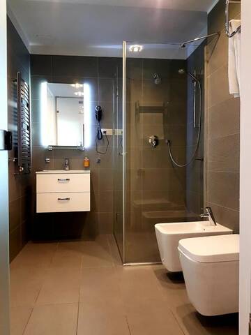 Фото номера Двухместный номер Делюкс с 1 кроватью Отель Azymut Hotel &amp; Restaurant г. Andrespol 5